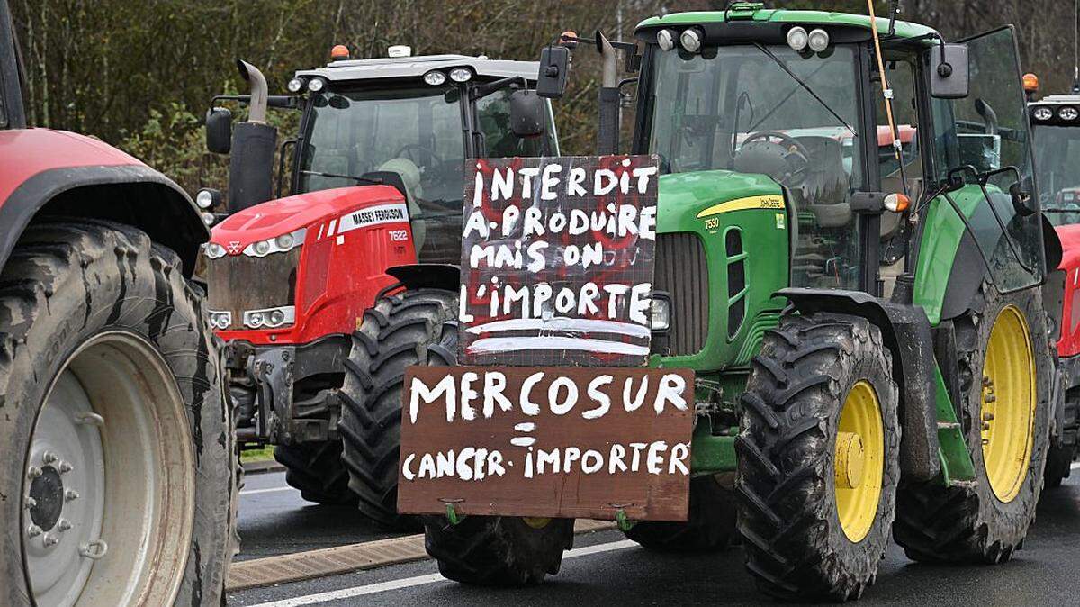 A sign on a tractor protesting against Mercosur during a farmers demonstration on the A20 motorway access roads in Vierzon, France, on 24 November 2025. (Photo by FrÃ©dÃ©ric Moreau / Hans Lucas / AFP via Getty Images)