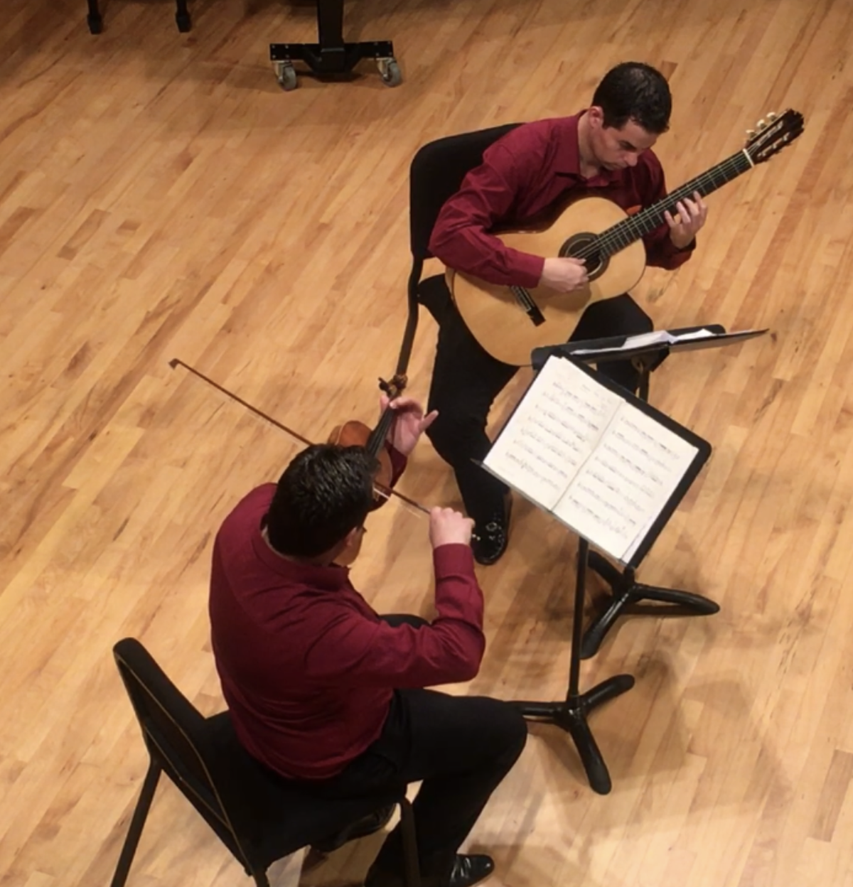 El Dúo Belcorde (violín y guitarra) presenta un repertorio vibrante que celebra los lazos iberoamericanos.