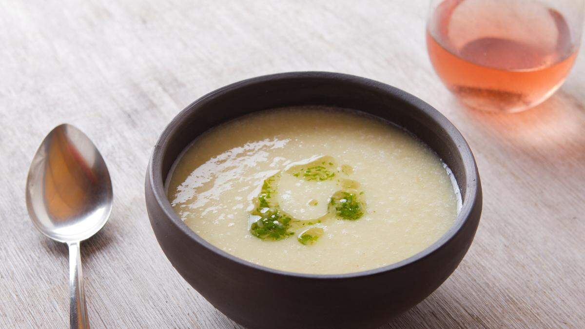 La inspiración de esta sopa es la tradicional receta cubana de “yuca al mojo”, un platillo casual, similar a una “yuca en escabeche” y servida como complemento.