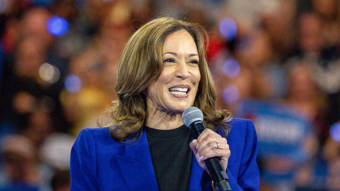 LA VICEPRESIDENTA de Estados Unidos, Kamala Harris, habla durante un evento de campaña en el Fiserv Forum en Milwaukee, Wisconsin, Estados Unidos, el martes 20 de agosto de 2024. 