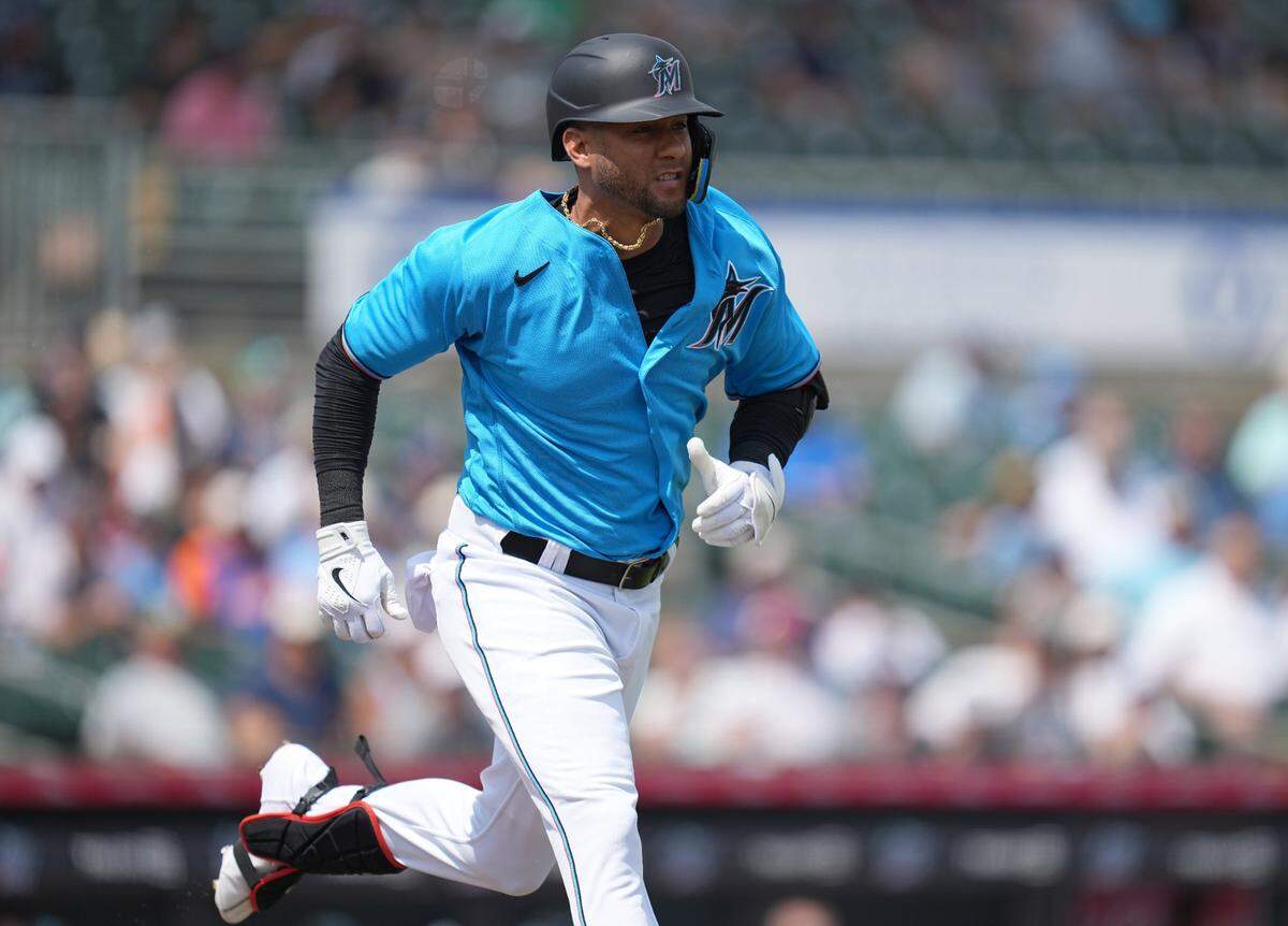 El bateador designado de los Marlins Yuli Gurriel corre a primera base en el segundo inning del partido de pretemporada ante los Mets de New York, celebrado el 13 de marzo de 2023 en el Roger Dean Stadium en Jupiter, Florida.