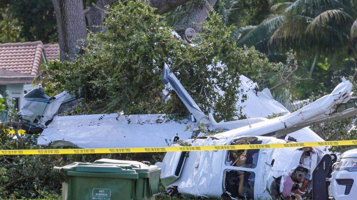 Escombros esparcidos en el jardín delantero tras la caída de un avión en una zona residencial de Pembroke Pines la noche del domingo 13 de enero de 2025, que dejó a cuatro personas heridas. Según los informes, la aeronave se preparaba para aterrizar en un aeropuerto cercano cuando ocurrió el incidente. Foto: Carl Juste cjuste@miamiherald.com