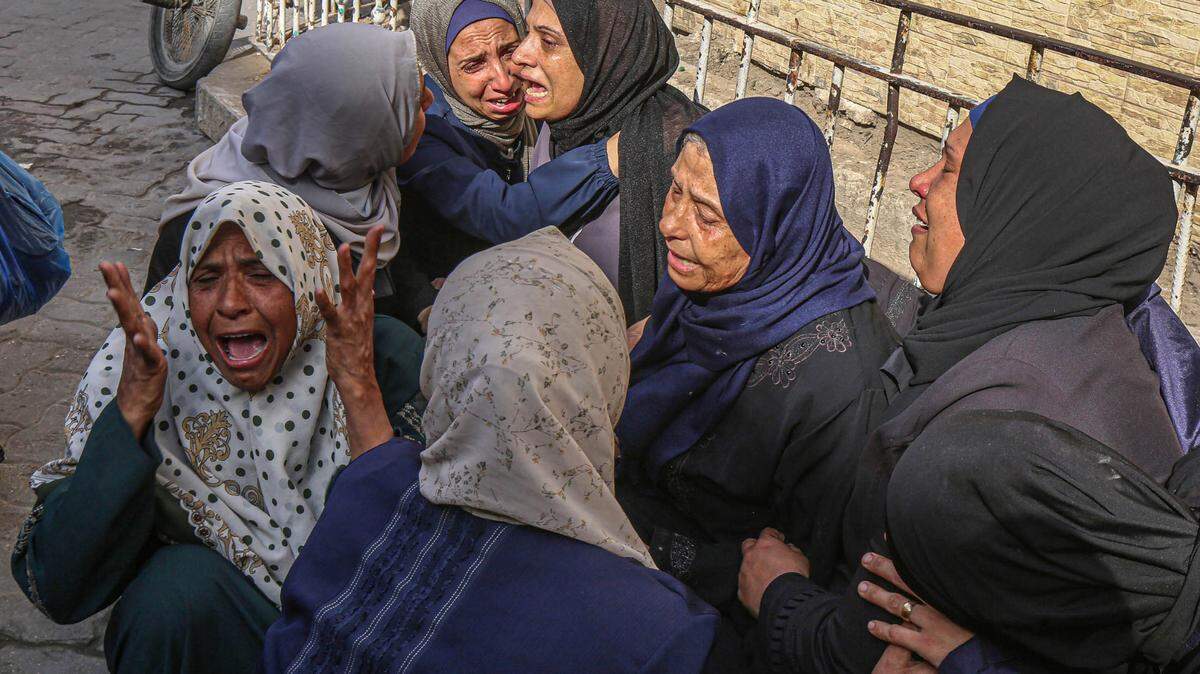 Mujeres palestinos lloran tras un ataque aéreo israelí contra una escuela que servía de refugio para personas desplazadas, en la ciudad de Gaza, el 20 de mayo de 2025.