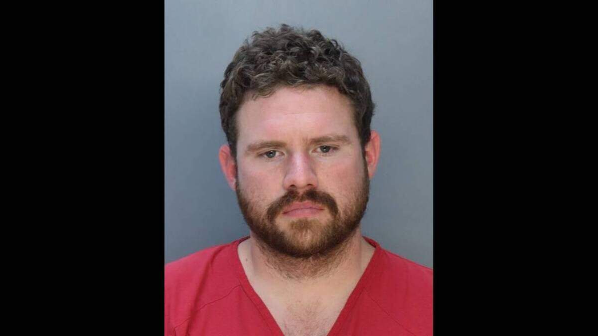 El agente de la policía del Condado Miami-Dade, David Behney, de 33 años, fue arrestado bajo alegaciones de estar en posesión de pornografía infantil. Behney enfrenta 19 cargos de delito grave.