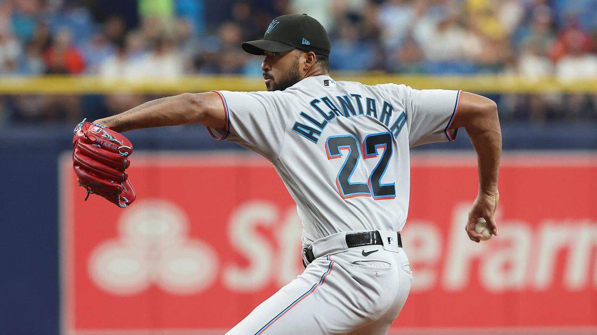 El abridor de los Marlins Sandy Alcántara lanza en el tercer inning del partido ante los Rays, celebrado el 26 de julio de 2023 en St Petersburgh, Tampa.