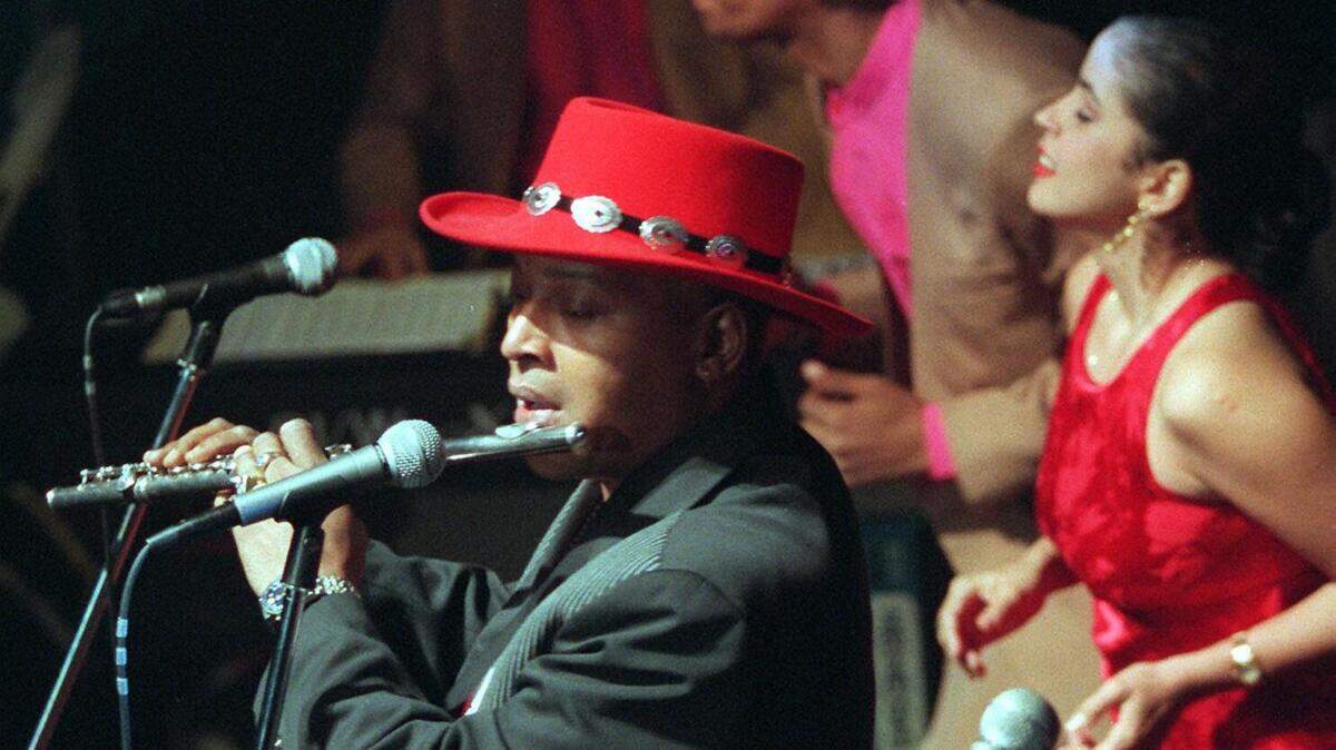 Foto de archivo.  El popular músico cubano José Luis Cortés, con una prestigiosa trayectoria artística, falleció este lunes en La Habana a los 70 años de edad como consecuencia de un accidente vascular encefálico, informó el Instituto de la Música de la isla.
