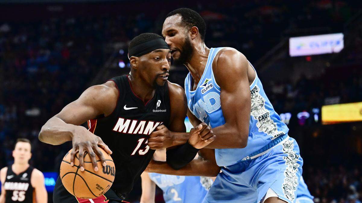 El jugador del Heat de Miami Bam Adebayo (izq.) entra al aro ante la marca de Evan Mobley, de los Cavaliers, en el partido celebrado el 5 de marzo de 2025 en Cleveland.