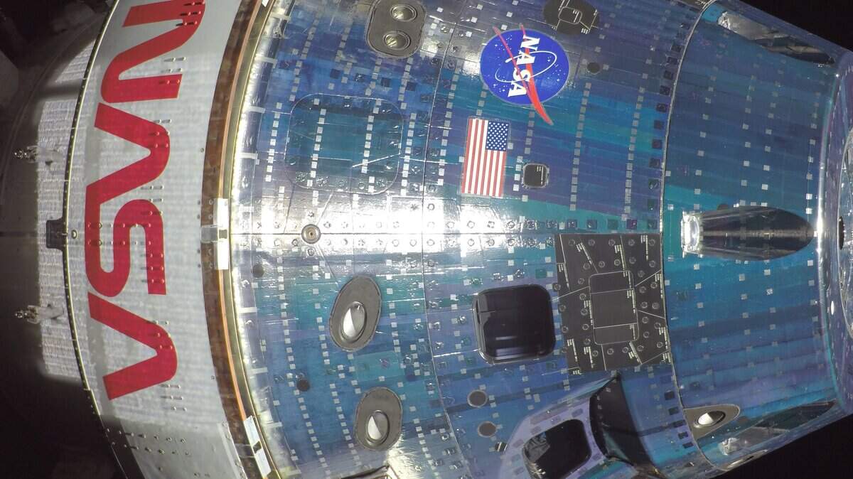 En esta imagen de distribución proporcionada por la NASA, la nave espacial Orion de la NASA aparece captada por una de las cámaras montadas en sus paneles solares.