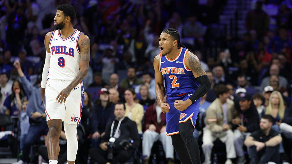El jugador de los Knicks de Nueva York Miles McBride (der.) reacciona tras una jugada en el cuarto partido de la semifinal de la Conferencia Este, celebrado el 10 de mayo de 2026 en Filadelfia. 