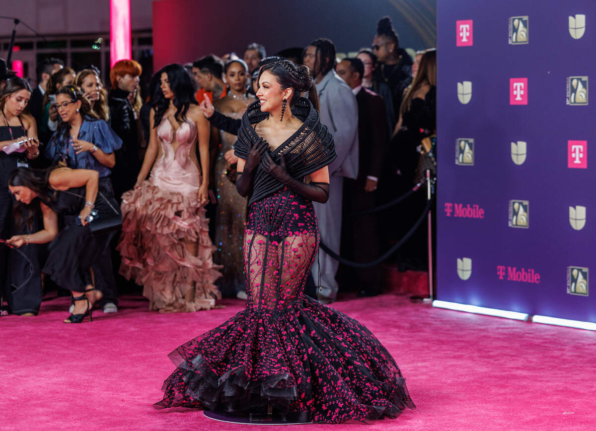La artista Lupin Infante reacciona al llegar a la alfombra magenta de Premio Lo Nuestro 2025, celebrado en el Kaseya Center, en Miami, el jueves 20 de febrero de 2025.