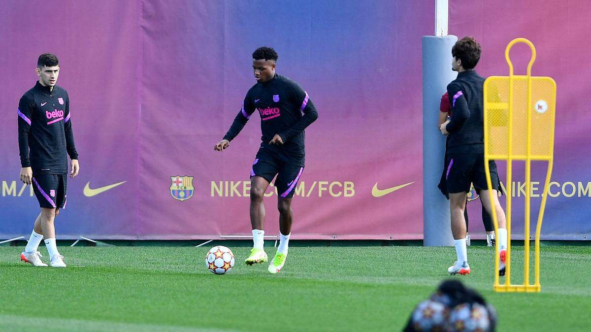 El delantero de Barcelona Ansu Fati (centro) participa en un entrenamiento el 1ro de noviembre de 2021, previo al partido ante el Dinamo de Kiev en la Liga de Campeones.