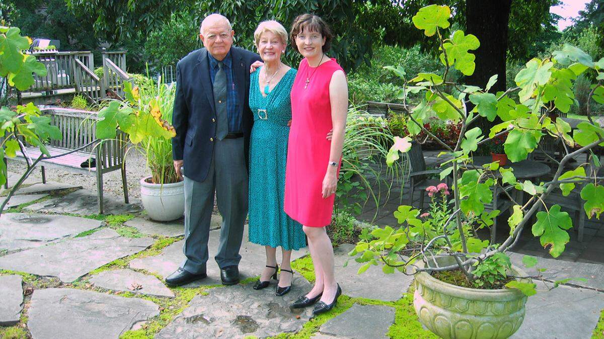 Bob y Marjorie McHenry posan junto a su hija Karen en su fiesta del 50 aniversario de casados, en 2009. Bob McHenry tuvo una cirugía tras un accidente cerebrovascular en 2012, luego de la cual entró en coma. Cuando Marjorie se cayó y se fracturó cinco costillas en 2017, decidió junto no operarse, luego de una charla con el equipo de cuidados paliativos del hospital.
