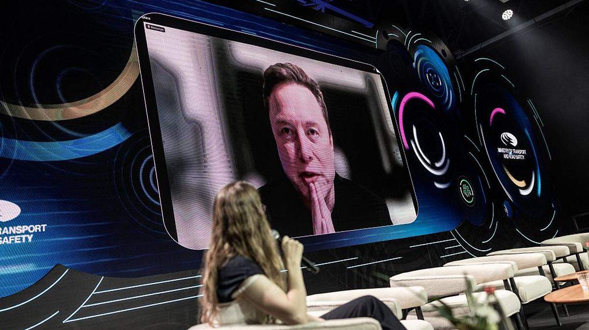 Elon Musk, CEO de Tesla y SpaceX, aparece en una gran pantalla durante una sesión de preguntas y respuestas a distancia en la Smart Mobility Summit 2026, en Tel Aviv, el lunes 18 de mayo de 2026.
