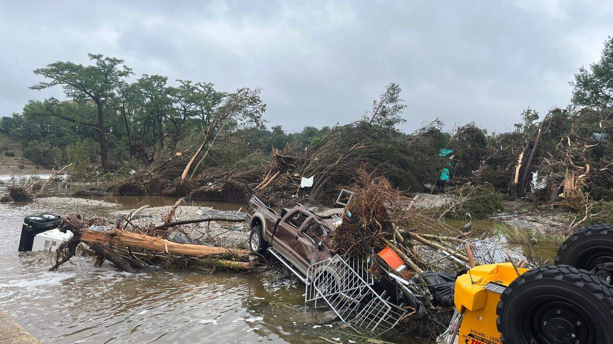 Vista de los escombros causados ​​por las inundaciones en la zona de Kerrville, Texas, 5 de julio de 2025 (publicado el 6 de julio de 2025). Las luces de los rescatistas despertaron a Lorena Guillén en plena noche. Se oían gritos afuera. Abrió la ventana y vio que el río Guadalupe había crecido al menos 9 metros desde que se acostó, cubriendo por completo su propiedad de tres hectáreas.