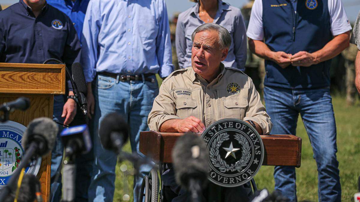 Foto de archivo del gobernador de Texas, Greg Abbott, anunciando medidas especiales en Mission, cerca de la frontera con México, el 6 de octubre de 2021.