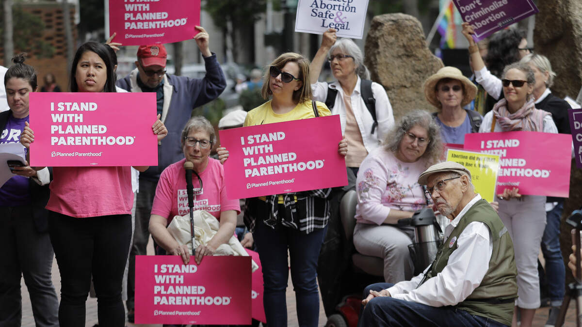 Las nuevas restricciones, llamadas “Protect Life Rule”, tienen como meta reducir el acceso de las mujeres a las clínicas que se relacionan o remiten a las pacientes a donde se ofrecen servicios de aborto.