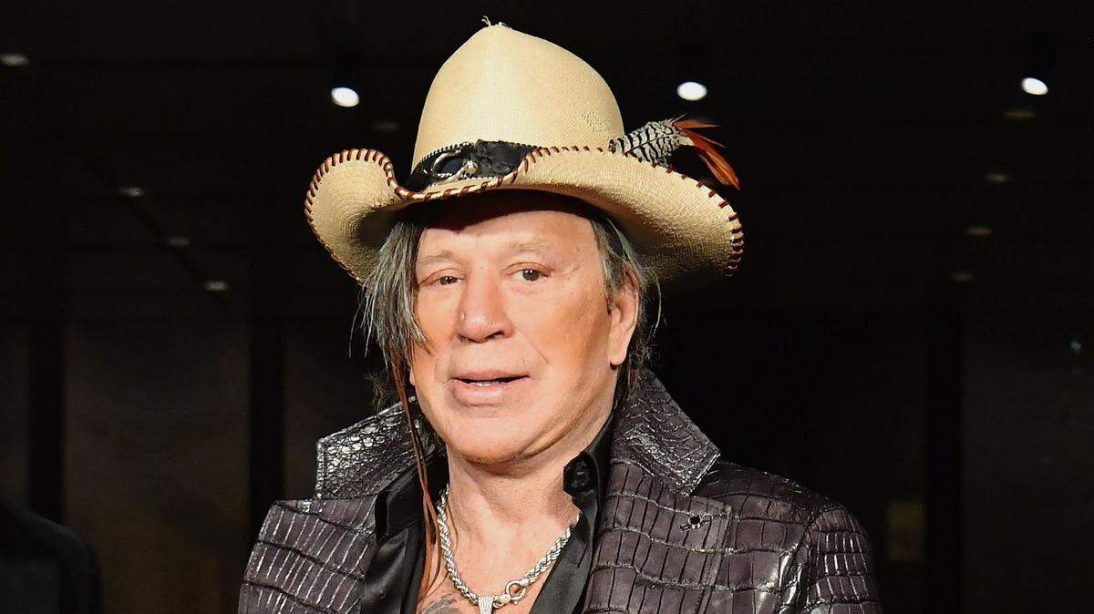 El actor Mickey Rourke desfila por la pasarela para la colección Otoño/Invierno 19/20 de Billionaire by Philipp Plein durante la Semana de la Moda de Nueva York, el 11 de febrero de 2019, en la ciudad de Nueva York.