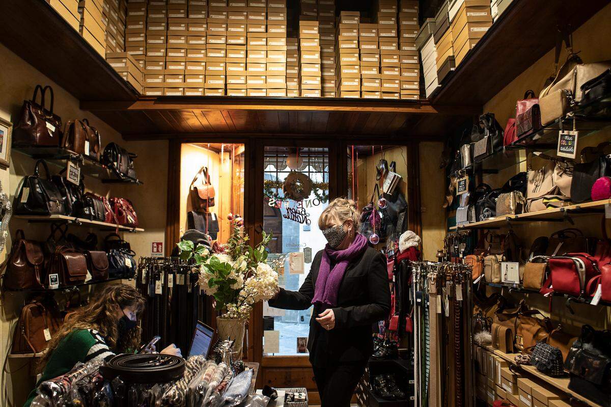Claire Cappelletti, al centro, y su hija en su talabartería, que depende en gran medida de la temporada alta, en Castellina, Italia.