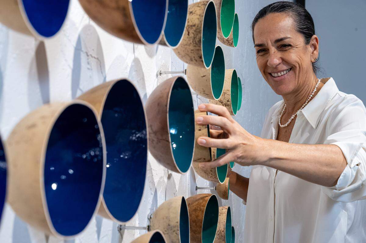 La artista Alexandra de Yavorsky junto a su obra 'CIS_TPR_MIA_102'.