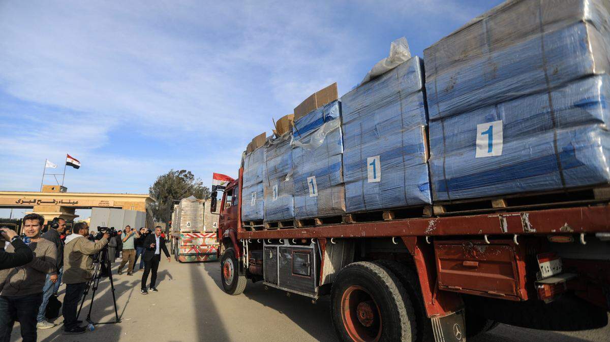Camiones con ayuda humanitaria comienzan a cruzar el punto fronterizo de Rafah, Egipto, hacia la Franja de Gaza, el domingo 19 de diciembre de 2025.