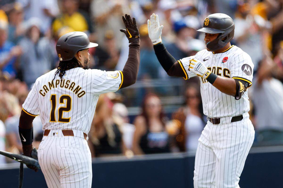El bateador designado de los Padres Donovan Solano (der.) celebra tras disparar un cuadrangular en el segundo inning del partido ante los Marlins de Miami, celebrado el 27 de mayo de 2024 en San Diego.