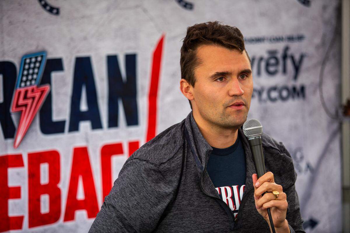 El activista de derecha Charlie Kirk debate con estudiantes de CSUN durante su gira American Comeback, en su parada en CSUN en Northridge, California, el 6 de marzo de 2025.