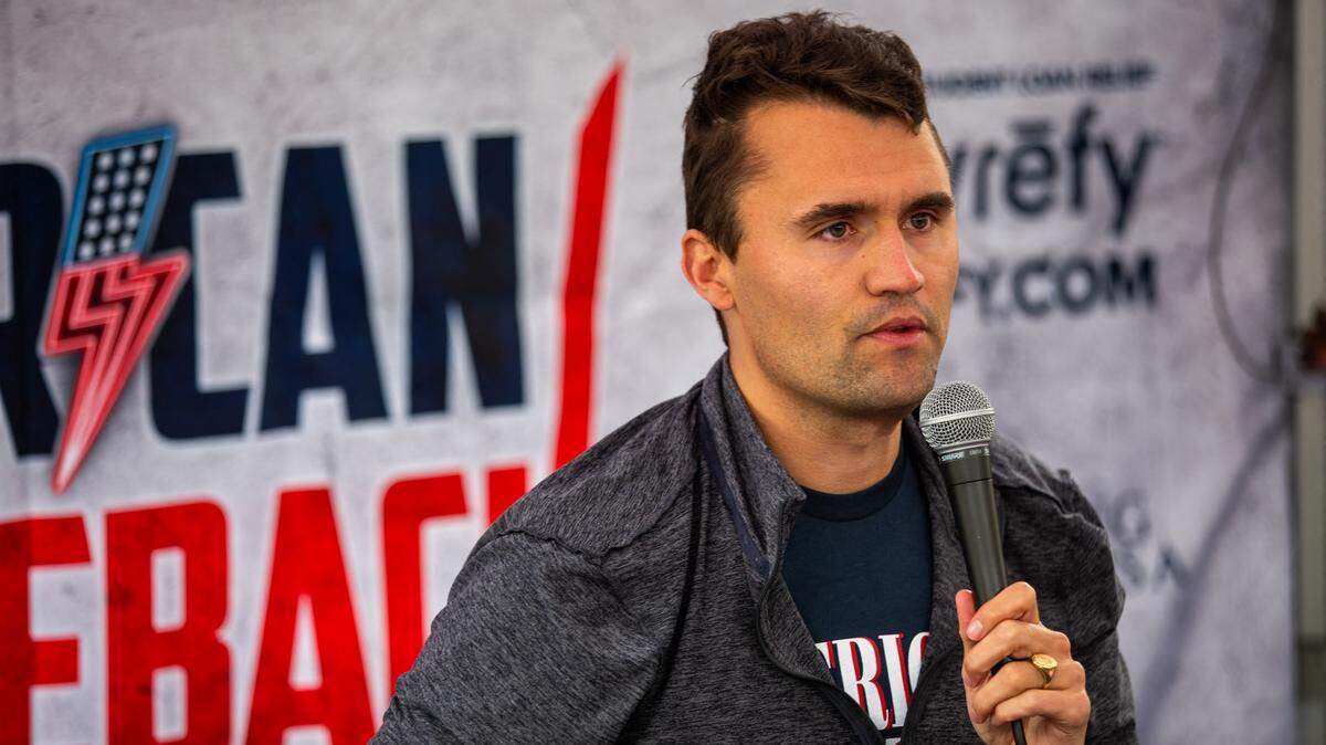 El activista de derecha Charlie Kirk debate con estudiantes de CSUN durante su gira American Comeback, en su parada en CSUN en Northridge, California, el 6 de marzo de 2025.