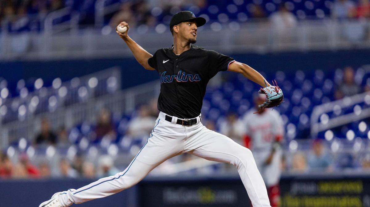 El abridor de los Marlins Eury Pérez lanza en el primer inning del partido ante los Nacionales de Washington, celebrado el 18 de mayo de 2023 en Miami.