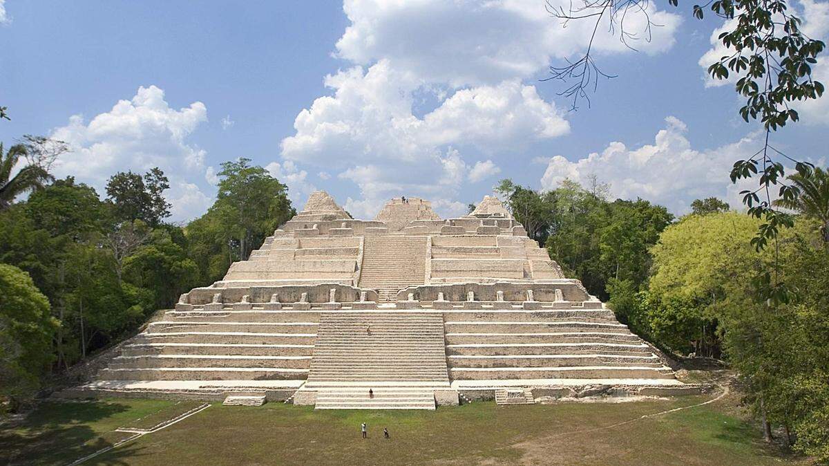 Torre del Caracol, ruinas maya del distrito central de El Cayo. Su punto más elevado, a 42 metros de altura, es un excelente mirador de la frondosa selva de Chiquibul que rodea al recinto.