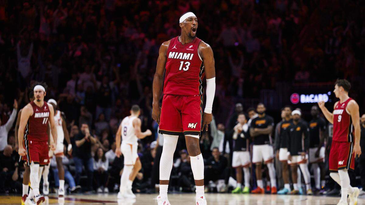 El centro del Heat Bam Adebayo reacciona tras anotar una canasta durante la segunda mitad del partido contra los Suns de Phoenix, celebrado el 13 de enero de 2026 en Miami, Florida.