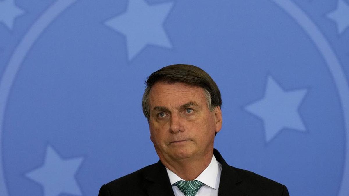 Jair Bolsonaro, presidente de Brasil, asiste a una ceremonia en el Día Nacional de las Personas con Discapacidad, en el palacio presidencial, en Brasilia, Brasil, el lunes 27 de septiembre de 2021. (AP Foto/Eraldo Peres)