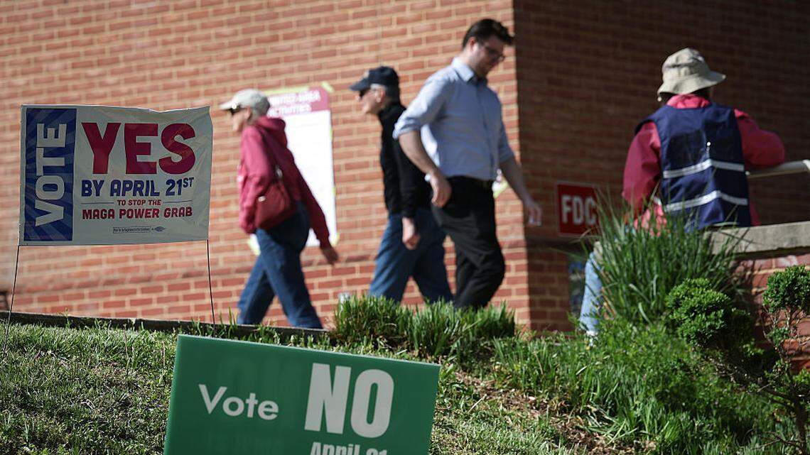 Varios personas llegan para emitir sus votos en un centro de votación en la Biblioteca Westover, el martes, 21 de abril de 2026, en Arlington, Virginia.