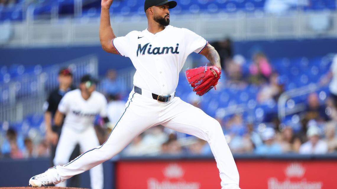 Sandy Alcántara, #22 de los Miami Marlins, lanza contra los Milwaukee Brewers en la primera entrada del partido en el loanDepot park, el 18 de abril de 2026 en Miami, Florida.