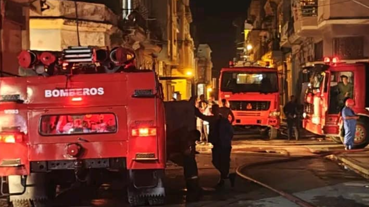 Siete personas fallecieron en el incendio en una casa del centro de La Habana, luego de una explosión de ciclomotores eléctricos que estaban dentro, informó el gobierno de La Habana este miércoles.