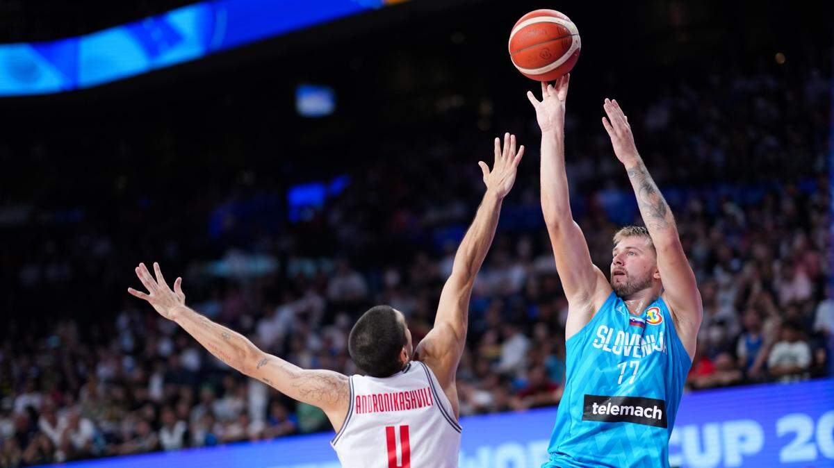 Después de firmar 37 puntos en la victoria de Eslovenia en su debut ante Venezuela, el astro de los Mavericks de Dallas Luka Doncic registró 34 en el triunfo 88-67 ante Georgia el lunes. También aportó 10 rebotes y seis asistencias para Eslovenia, que puso un pie en la segunda ronda.