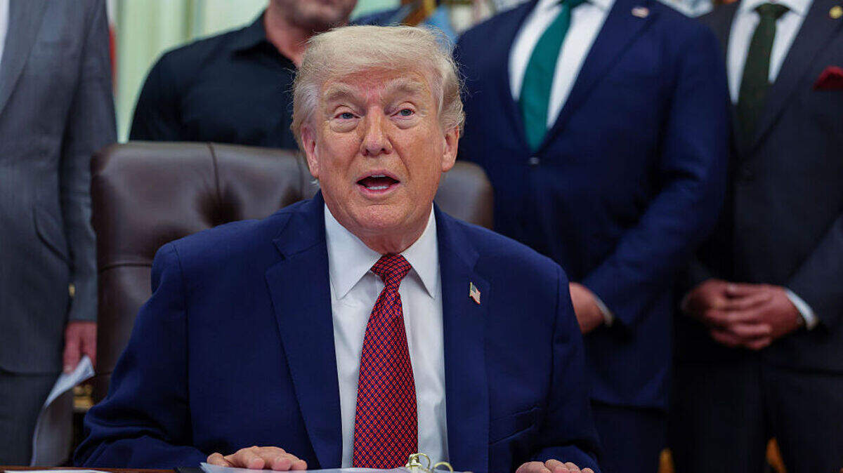 El presidente de Estados Unidos, Donald Trump, habla en el Despacho Oval de la Casa Blanca tras firmar una orden ejecutiva, el sábado 18 de abril de 2026 en Washington, DC.