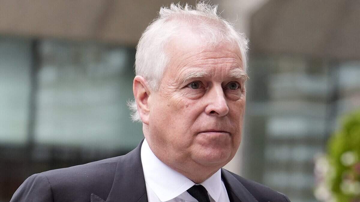 El príncipe Andrés de Gran Bretaña, duque de York, llega para asistir a una misa de réquiem —un servicio funerario católico— por la fallecida Katharine, duquesa de Kent, en la catedral de Westminster, en Londres, el 16 de septiembre de 2025.