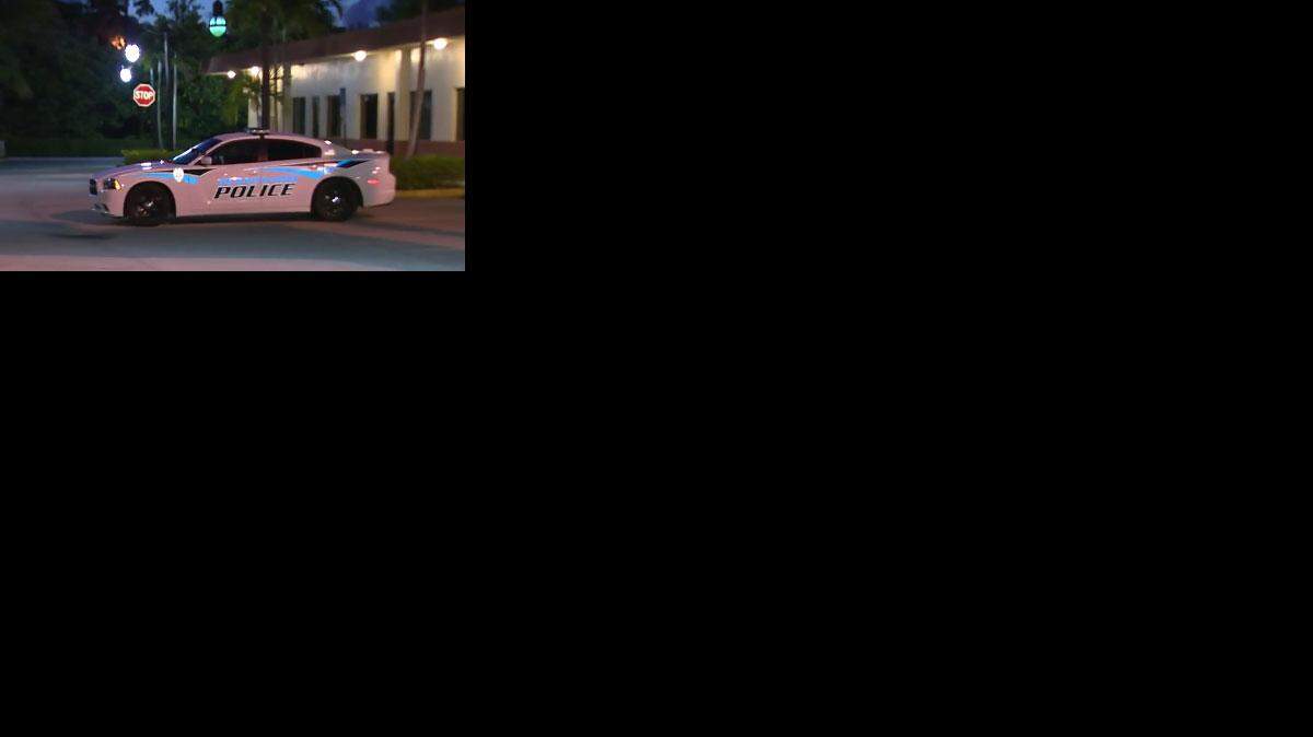 El enfrentamiento tuvo lugar el domingo cuando el agente, que patrullaba el área a pie, encontró al hombre en un edificio ublicado en el at 330 S State Road 7 y le dijo que se fuera.