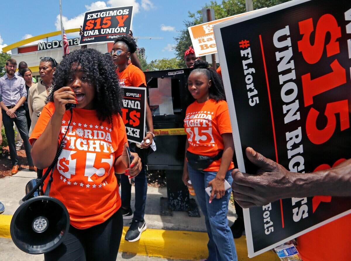 Un grupo de trabajadores participa en una protesta por mejoras salariales en un McDonald’s en Fort Lauderdale, el 23 de mayo de 2019. Trabajadores esenciales denuncian violaciones de sus derechos por parte de los empleadores, que se niegan a dar días de enfermedad por COVID-19.
