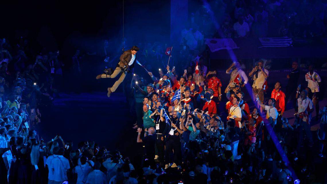 Y Tom Cruise saltó del techo: París se despide y le pasa el testigo olímpico a Los Ángeles