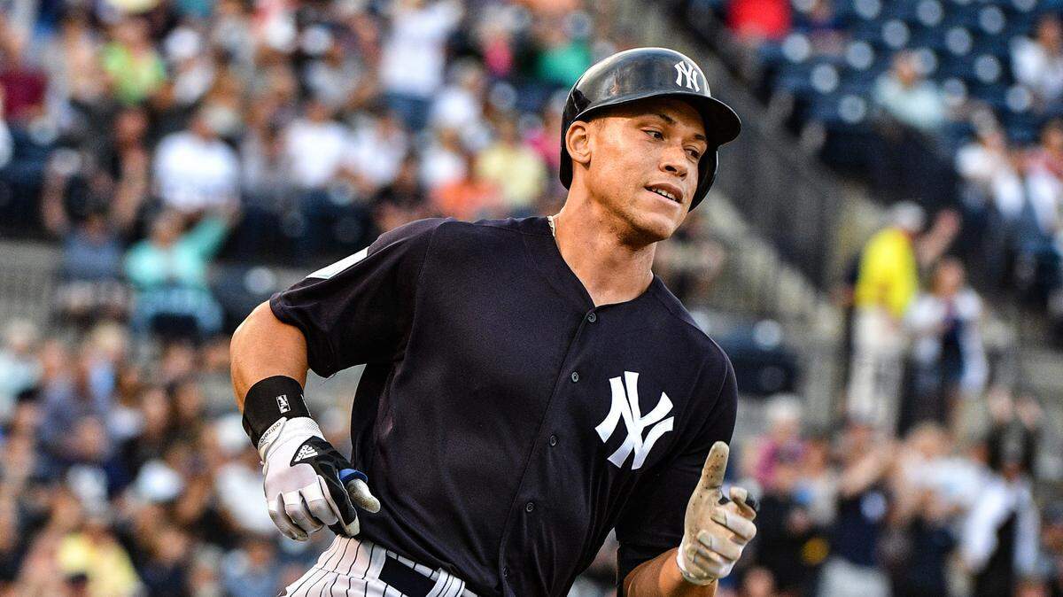 El jardinero de los Yankees Aaron Judge corre las bases tras pegar un jonrón ante los Orioles en un juego de pretemporada, el 12 de marzo de 2019.