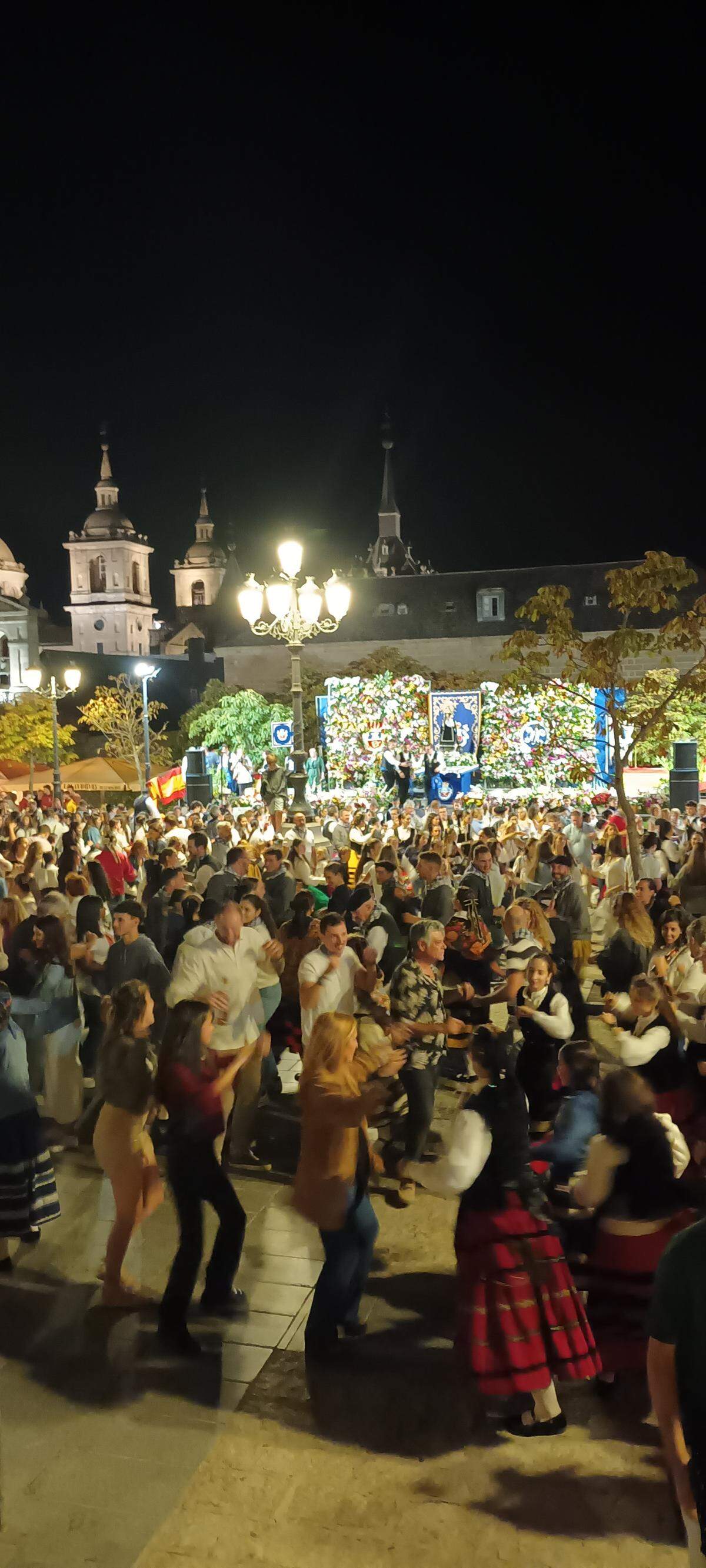 El pueblo baila el rondón en la Plaza de la Constitución.