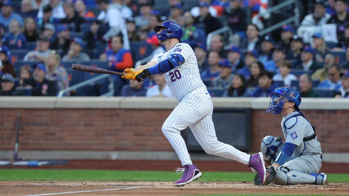 El primera base de los Mets de Nueva York, Pete Alonso (20), conecta un jonrón de tres carreras en la primera entrada contra los Dodgers de Los Ángeles durante el quinto juego de la Serie de Campeonato de la Liga Nacional por los playoffs de la MLB de 2024 en el Citi Field, el 18 de octubre de 2024; en Nueva York.