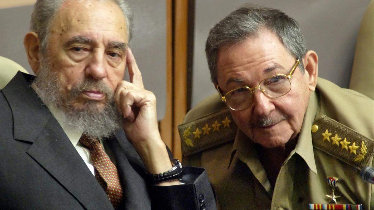 Fidel (izq.) y Raúl Castro durante una sesión del parlamento cubano en julio del 2004.