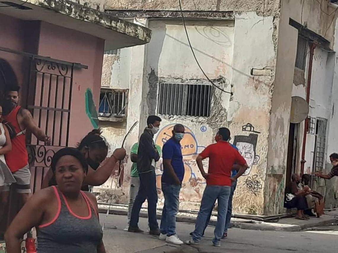 Agentes de la Seguridad del Estado impiden el paso a la sede del Movimiento San Isidro en La Habana.