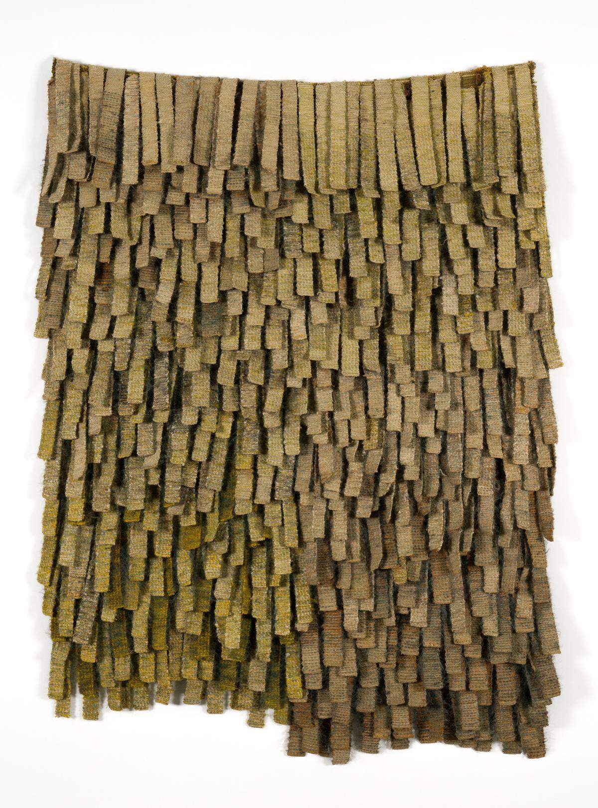 “Modular 77 (Agua 2)”, 1977, de Olga de Amaral. Lana y pelo de caballo, 9 X 72 X 5 pulgadas.