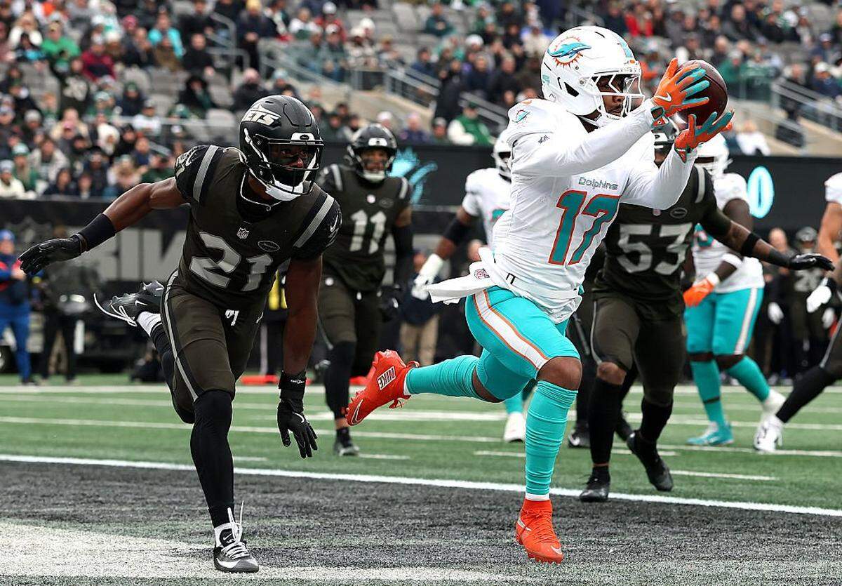 El wide receiver de los Dolphins de Miami  Jaylen Waddle atrapa un pase de touchdown en el partido contra los Jets, efectuado el 7 de diciembre de 2025 en Nueva York.