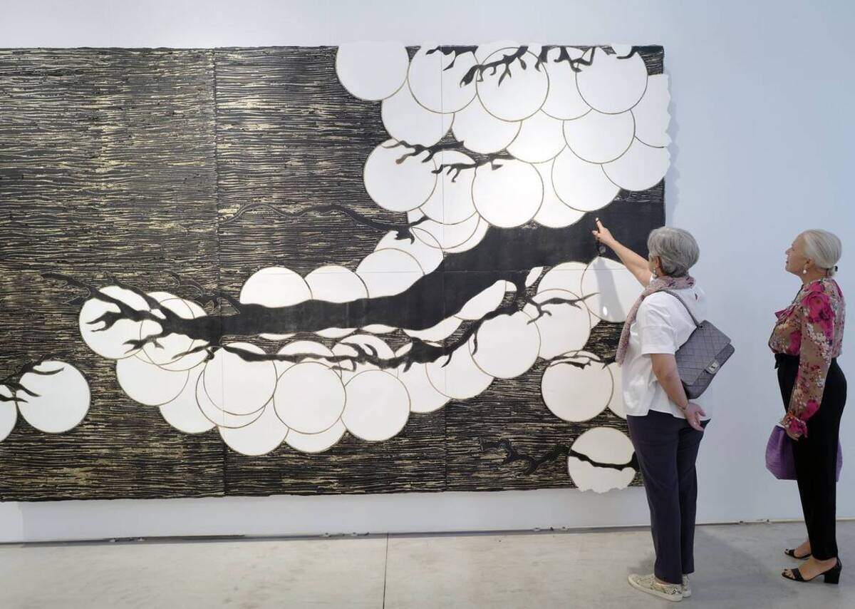 Dos personas observan la obra “Japanese Pine” del artista Donald Sultan, en la Semana de las Artes de Miami el 7 de diciembre del 2017.