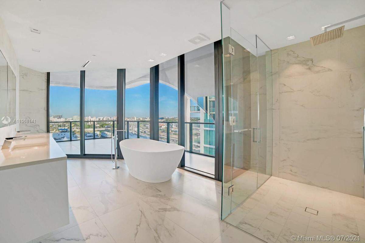 Tomar un baño contemplando la bahía y el downtown de Miami, un lujo que deja atrás Nicky Jam al vender su condo de lujo en One Thousand Museum.