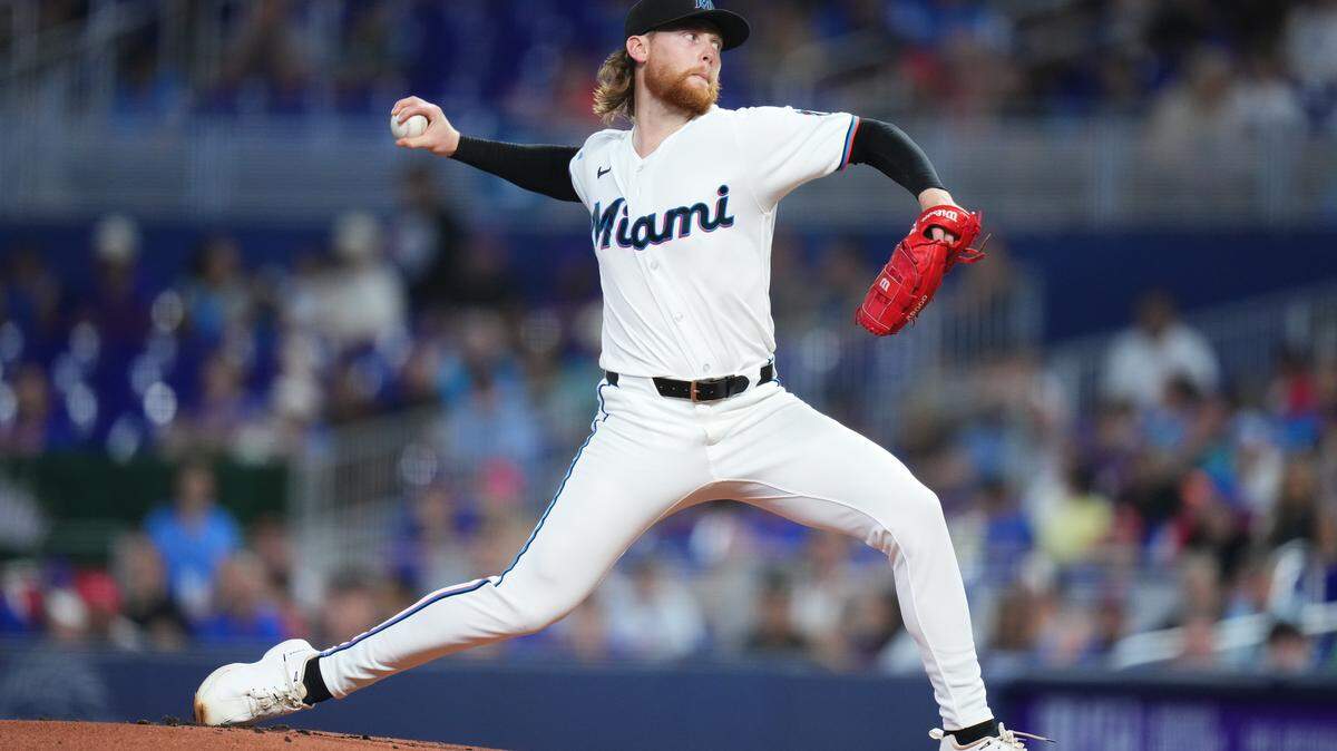 Max Meyer, #23 de los Miami Marlins, realiza un lanzamiento contra los New York Mets durante la primera entrada en el loanDepot park, el 23 de mayo de 2026 en Miami, Florida.